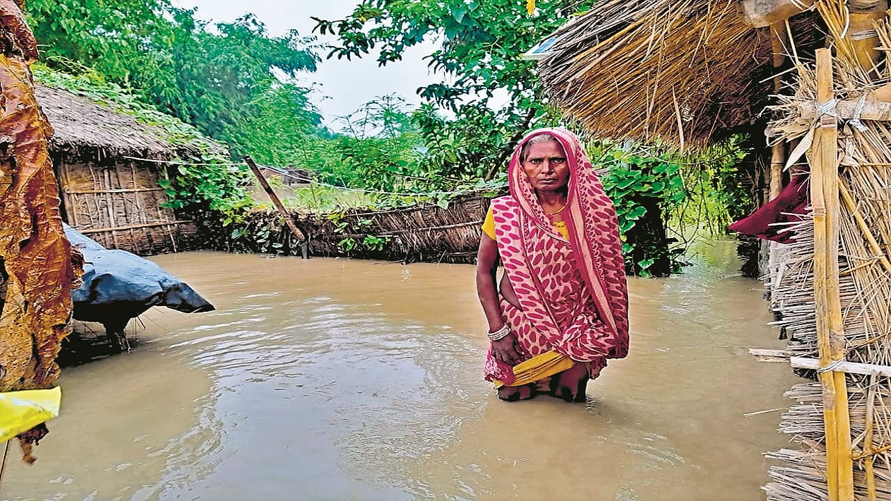 PHOTOS: बिहार के सुपौल में सड़क पर चलने लगी प्राइवेट नाव, कोसी की हुंकार से तबाही का देखिए नजारा..