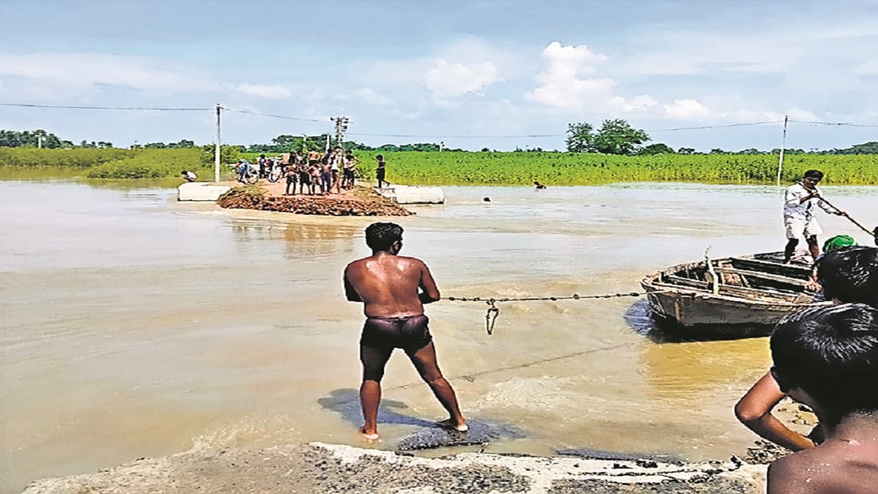 Bihar Flood: मुंगेर के कई गांवों में घुसा गंगा नदी का पानी, ऊंचे जगहों की ओर पलायन करने लगे लोग