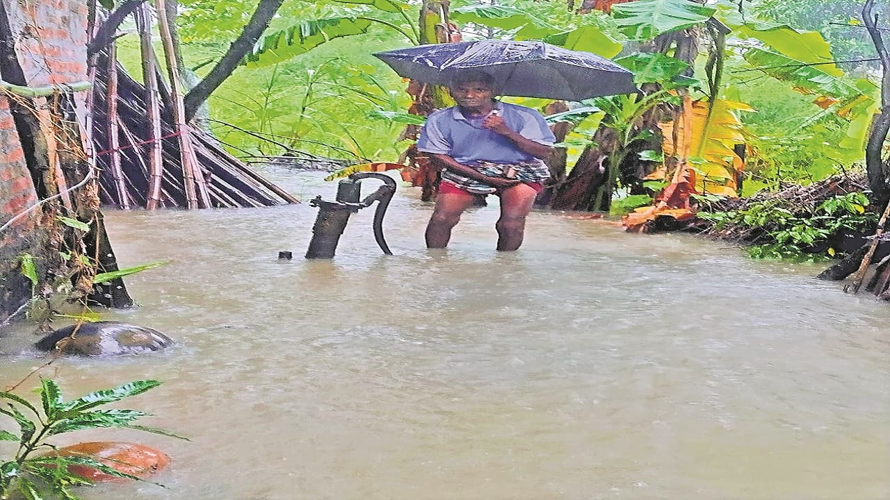 PHOTOS: बारिश से बेहाल हुआ बिहार का कोसी-सीमांचल क्षेत्र, घर-स्कूल व थाने तक में घुसे पानी की देखिए तस्वीरें..