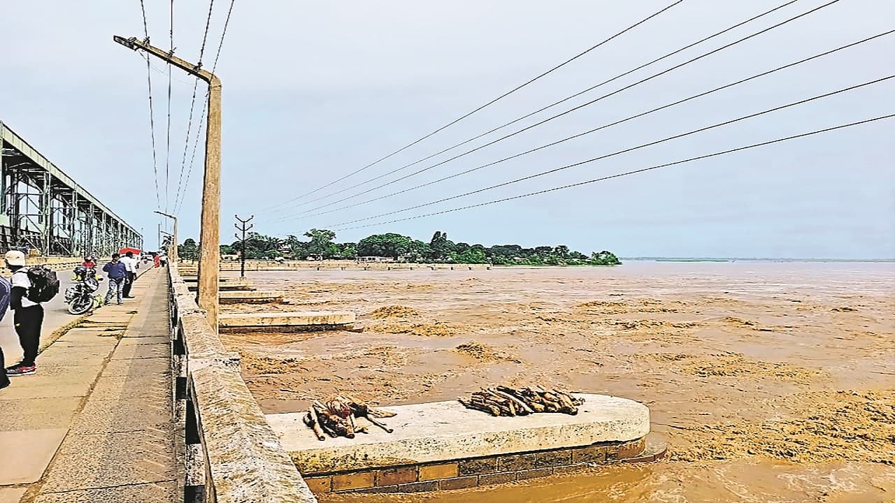Bihar Flood: सुपौल में स्कूल बंद कराए गए, कोसी तटबंध के अंदर बसे लोगों को सुरक्षित जगहों पर जाने की अपील