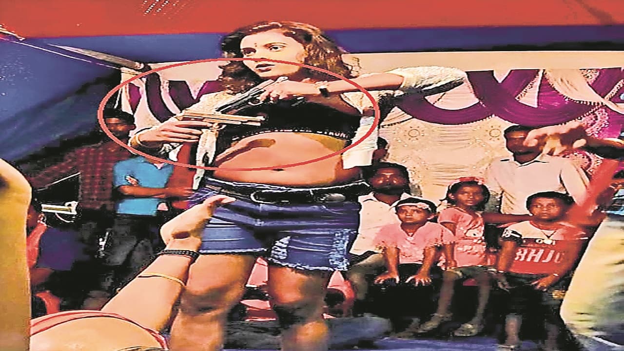 Bihar: सुपौल में अश्लील गाने पर तमंचा डांस करके बुरी फंसी बार बाला, स्टेज पर फायरिंग, केस दर्ज