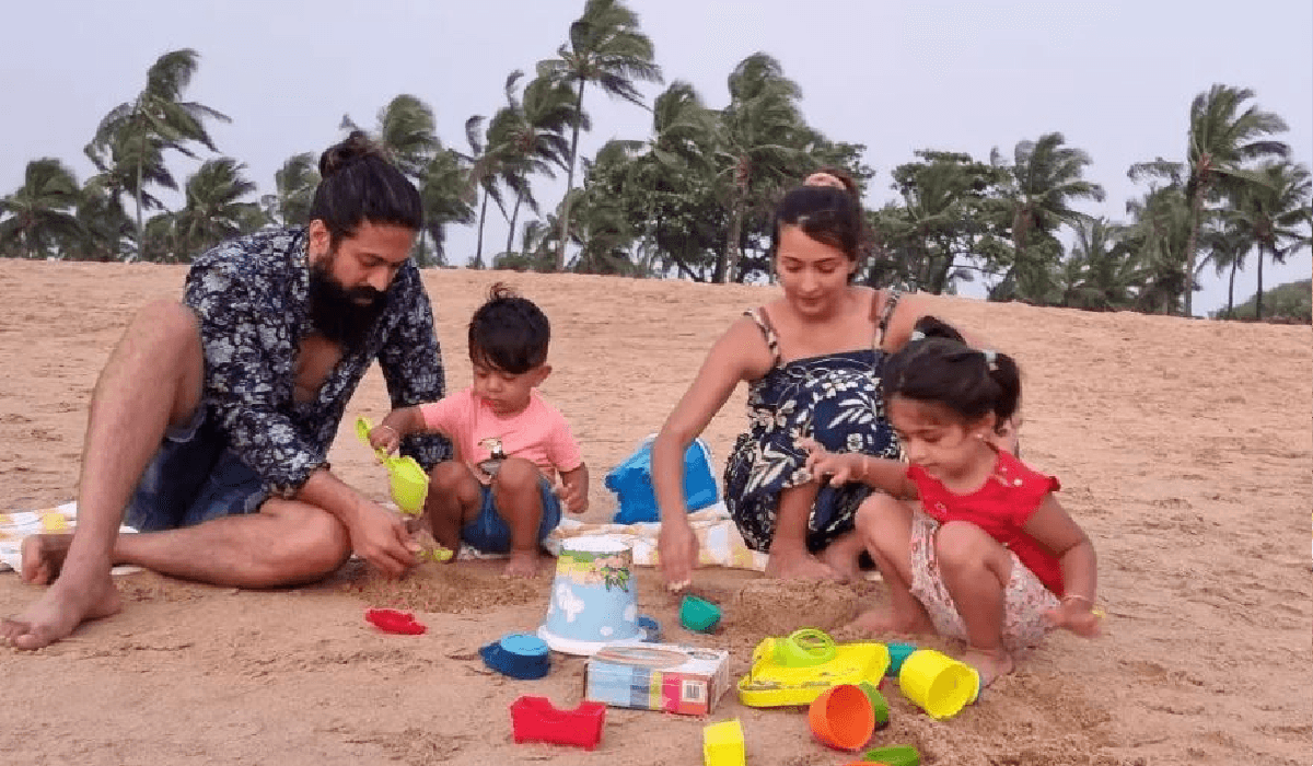 KGF: Chapter 2 की सफलता के बीच फैमिली संग क्वालिटी टाइम स्पेंड करते दिखे सुपरस्टार यश, तसवीरें वायरल