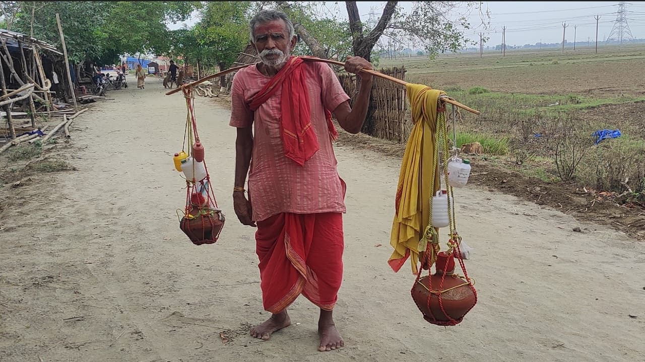 श्रावणी मेला 2023: साल में 48 बार सुराही में जल भरकर पैदल जाते देवघर, फलाहारी बाबा ने 40 साल से नहीं खाया अन्न