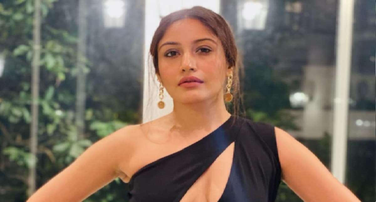 Surbhi Chandna के लेटेस्ट फोटोशूट ने इंटरनेट का बढ़ाया पारा, हाई स्लिट ड्रेस में दिखी बेहद खूबसूरत