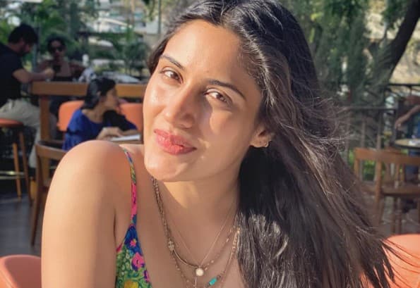 सुरभि चंदना ने स्विमिंग पूल से शेयर की ये दिलकश तसवीर, वायरल PHOTO पर आया फैंस का दिल