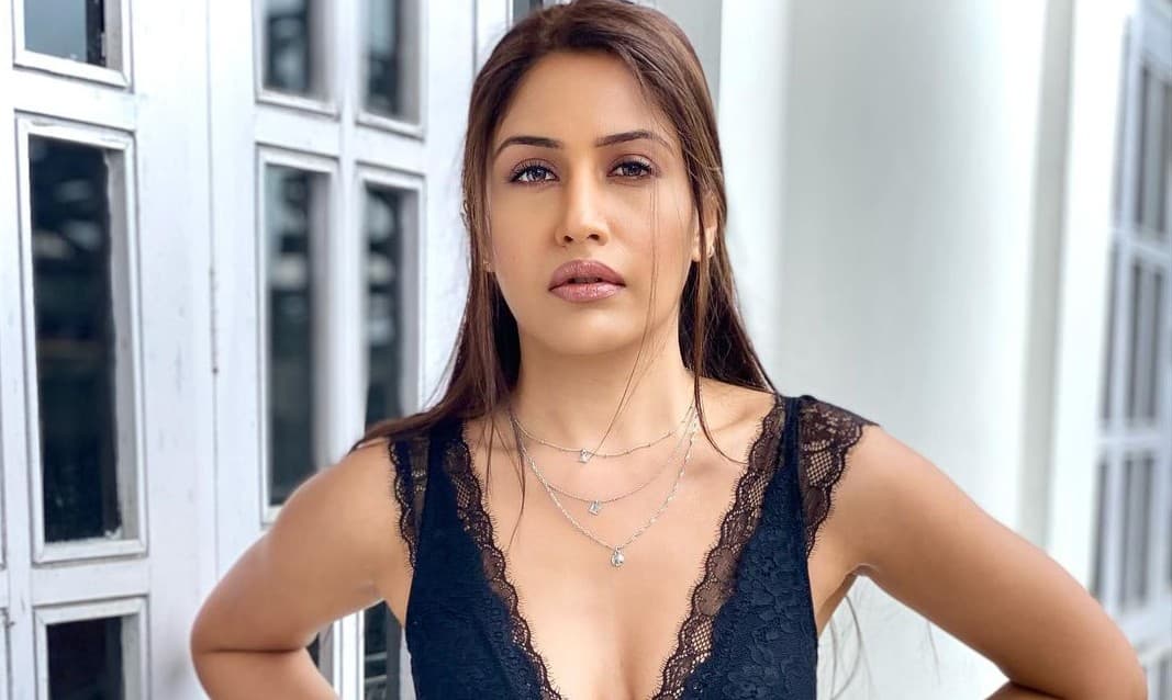 Surbhi Chandna ने ट्रांसपेरेंट ड्रेस में कराया ग्लैमरस फोटोशूट, एक्ट्रेस की इन तसवीरों पर दिल हार बैठे फैंस