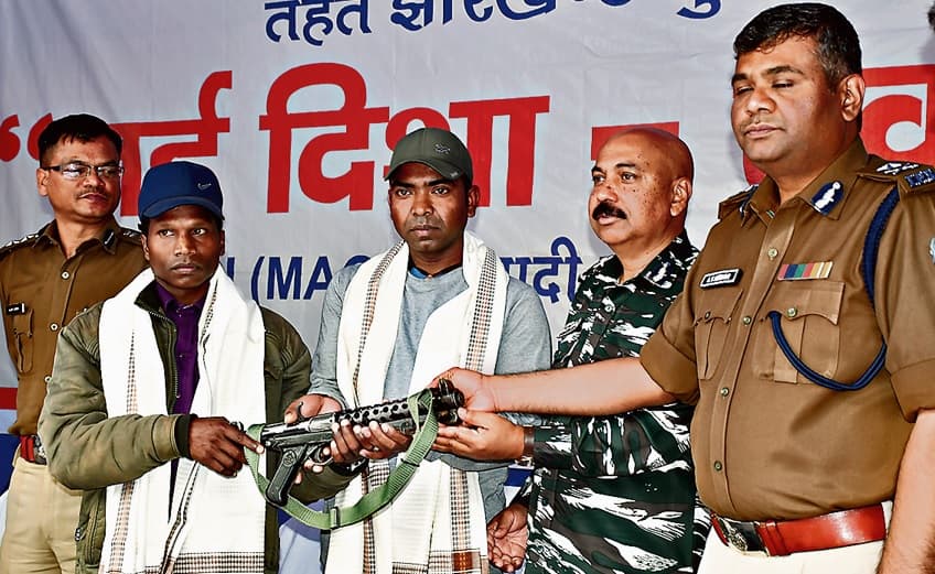 10 लाख के इनामी नक्सली सुरेश मुंडा और लोदरो लोहरा ने किया सरेंडर, बेटी की बात से प्रभावित होकर उठाया कदम