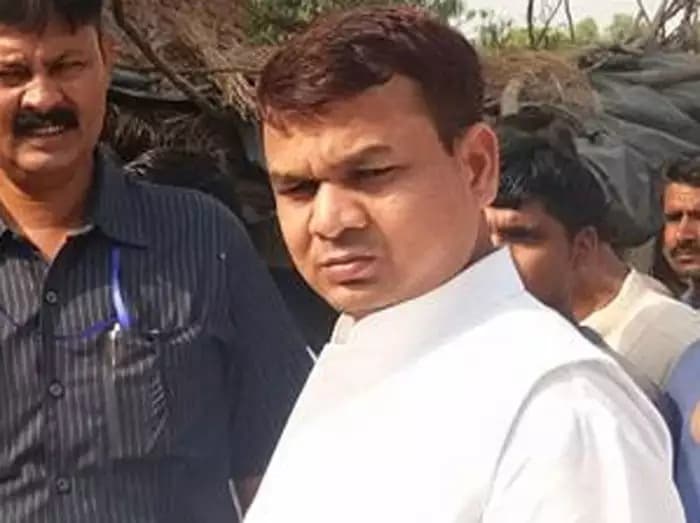 UP Election: वोट मांगने निकले राज्यमंत्री सुरेश पासी के सामने हाय हाय के नारे, विधानसभा में ही हुआ विरोध