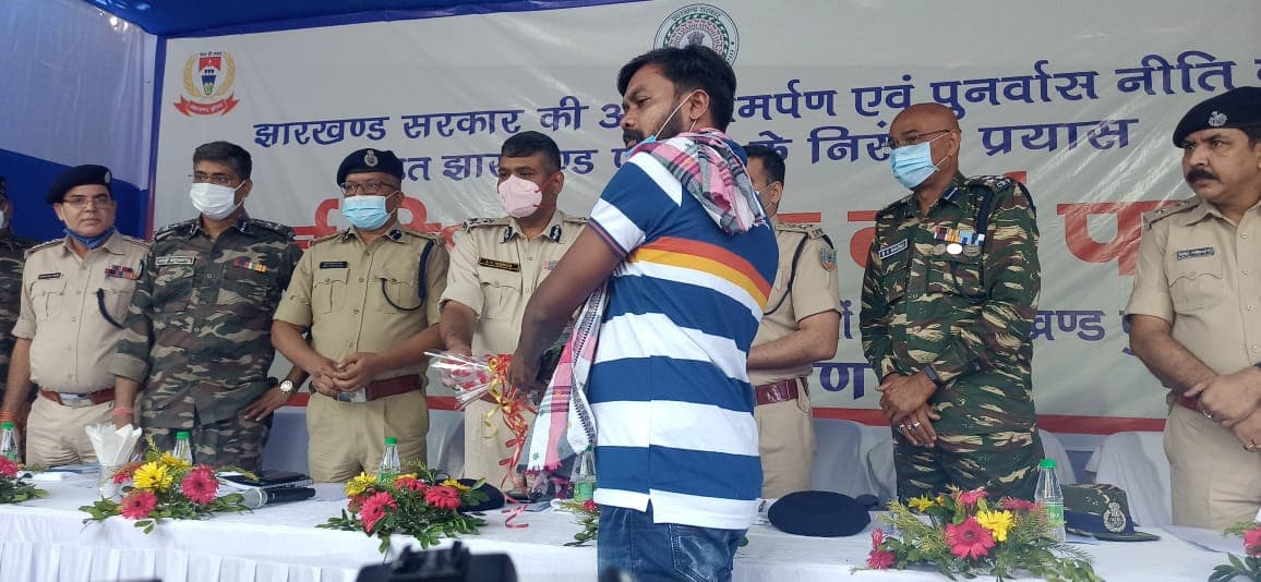 Jharkhand News: रांची में 3 नक्सलियों ने किया सरेंडर,12 नवंबर को इनामी नक्सली महाराज प्रमाणिक करेगा आत्मसमर्पण