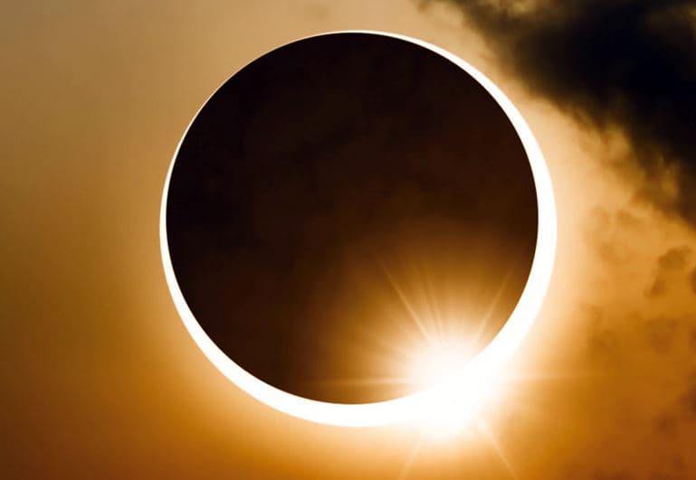 Surya Grahan Dec 2021 : चंद्र ग्रहण के इतने  दिन बाद लगेगा साल का अंतिम सूर्य ग्रहण, जानें समय, सूतक काल