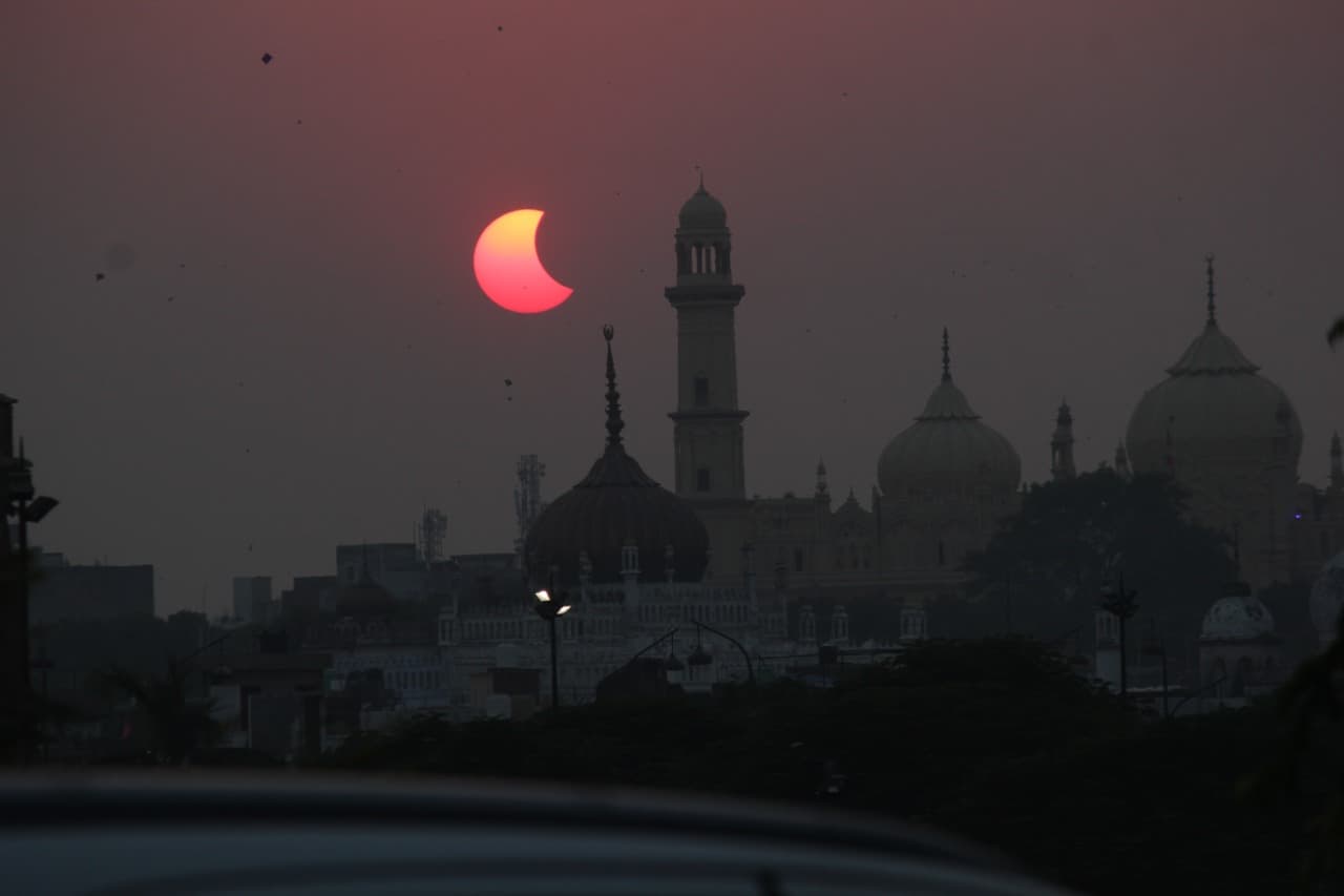 Surya Grahan 2022 : लखनऊ में कुछ ऐसा दिखा साल का आखिरी सूर्य ग्रहण,  रिवर फ्रंट पर उमड़ी भीड़