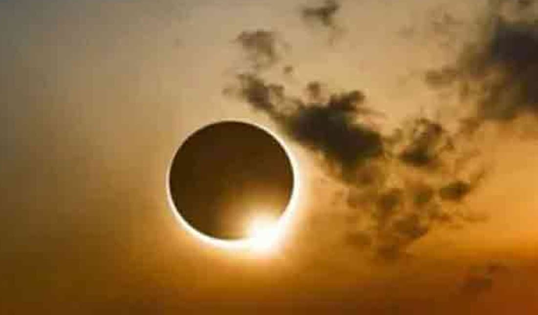 Grahan 2022 Date And Time: साल 2022 में लगेंगे कुल 4  ग्रहण, जानें सूर्य और चंद्र ग्रहण की तारीख और सूतक काल