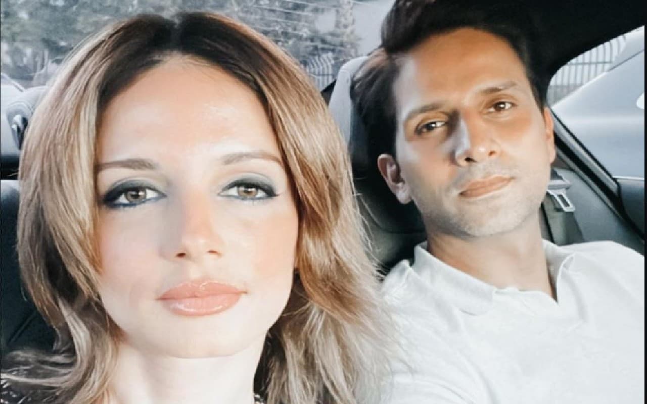 सुजैन खान ने ब्वॉयफ्रेंड संग शेयर की रोमांटिक तस्वीर, फ्रांस में वेकेशन इंज्वॉय कर रही हैं फैशन डिजायनर