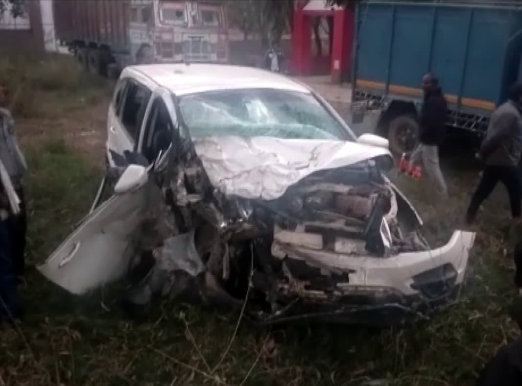 Sultanpur News: सुल्तानपुर में बड़ा सड़क हादसा, आपस में टकराई दो गाड़ियां, तीन लोगों की मौके पर मौत, सात घायल