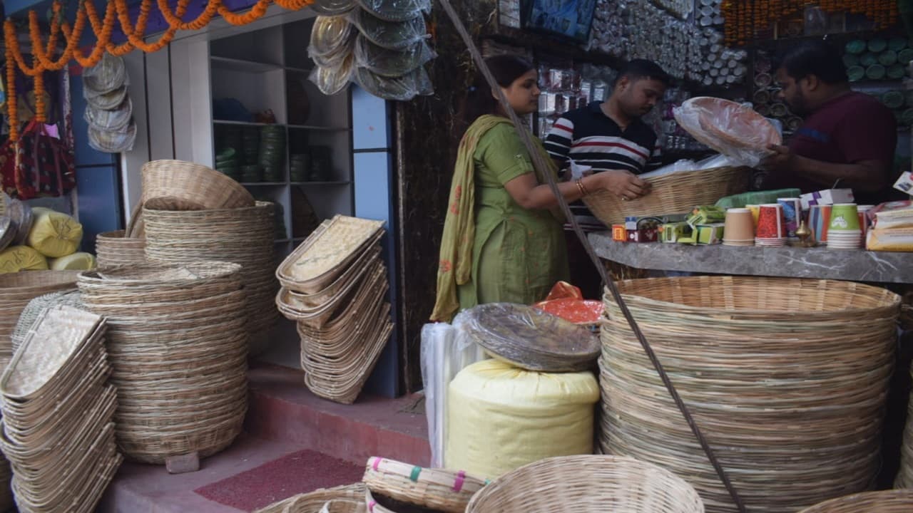 बिहार: छठ से पहले फलों के बाजार में दिखी रौनक, कारोबार में तेजी की संभावना, देखिए खरीददारी की तस्वीरें