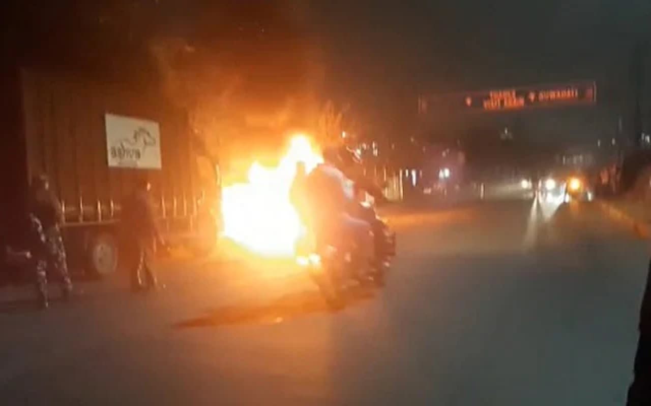 मेघालय-असम सीमा विवाद: झड़प में 6 लोगों की मौत के बाद SUV कार में लगा दी आग, इंटरनेट सेवा बाधित