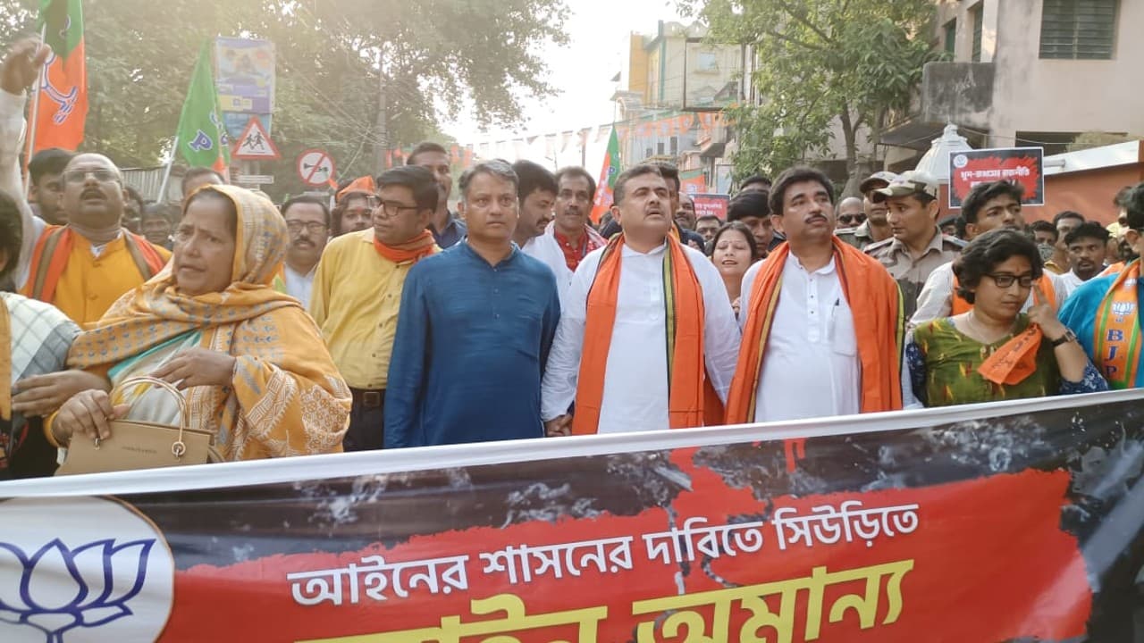 बीरभूम में प्रदर्शन के दौरान चोटिल हुए भाजपा नेता शुभेंदु अधिकारी, अस्पताल में भर्ती कराये गये