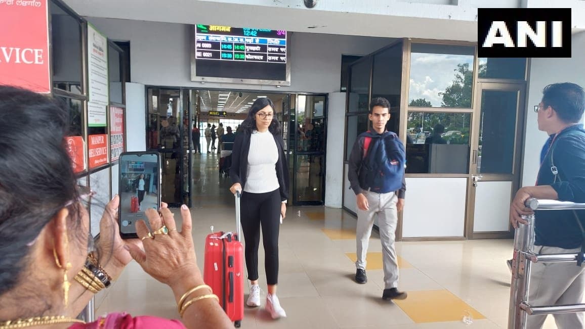 मणिपुर पहुंची DCW अध्यक्ष स्वाति मालीवाल, कहा- पीड़िता से करेंगी मुलाकात, सीएम से भी मिलने का मांगा समय