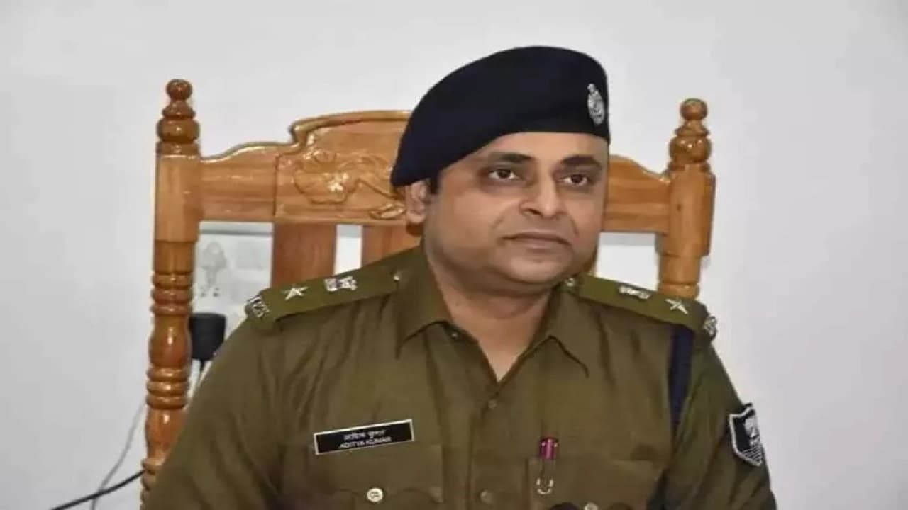 बिहार के फरार IPS अधिकारी आदित्य कुमार के तीन ठिकानों पर छापेमारी, बिहार व यूपी में SVU की रेड