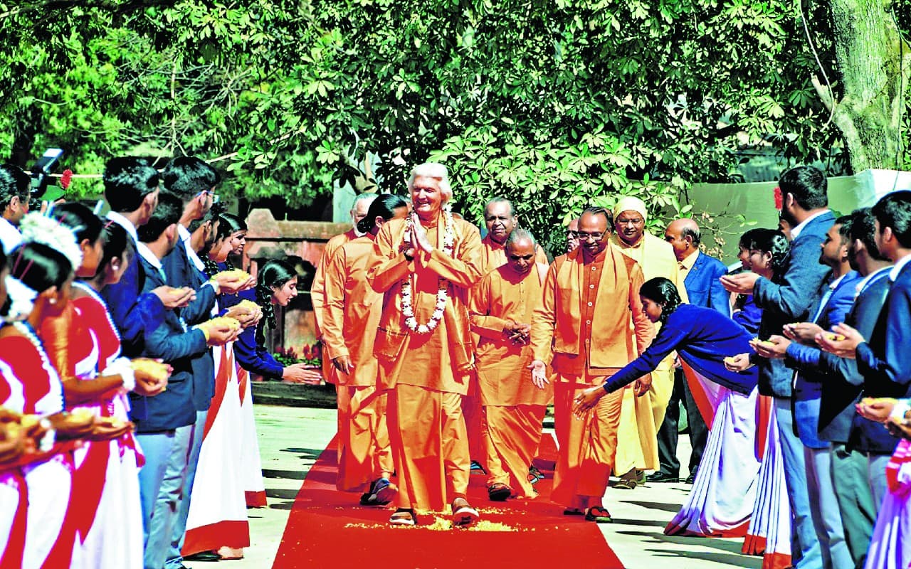 पढ़ाई के साथ नैतिक और आध्यात्मिक मूल्य भी जरूरी : स्वामी चिदानंद गिरि