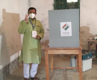 पूर्वस्थली दक्षिण के टीएमसी कैंडिडेट और मंत्री स्वपन देबनाथ ने डाला वोट, कहा- मुझे यकीन है जनता देगी TMC को ही वोट