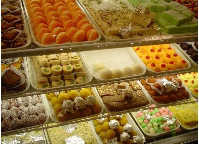 Rakshabandhan 2020: स्पेशल केसरिया बादाम बरफी से लेकर काजू पिस्ता रोल है खास