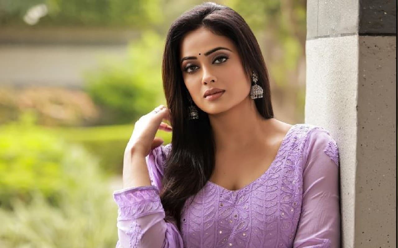 श्वेता तिवारी ने अपने ट्रेडिशनल अवतार से चुराया फैंस का दिल, कमेंट में लिखा- मोम नहीं चट्टान हूं…