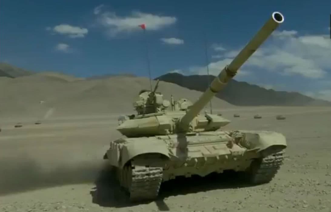 India China Standoff : चीन के साथ तनाव के बीच LAC पर तैनात दिखे भारतीय सेना के T-90 टैंक, आप भी देखें ये लेटेस्ट वीडियो
