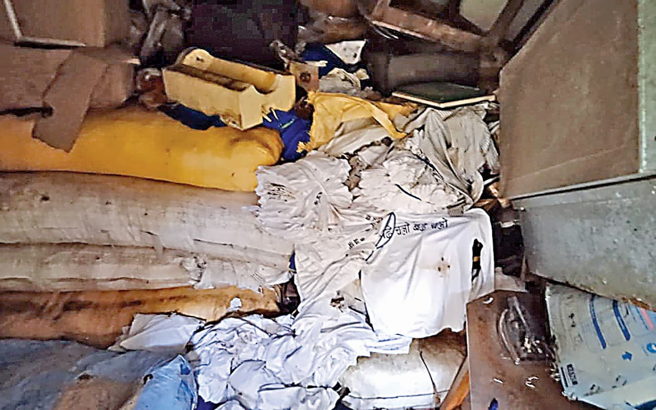 झारखंड : सड़ रही है वर्ष 2016 में पांच लाख बच्चों को देने के लिए खरीदी गयी टी-शर्ट, पिघल गयीं टॉफियां