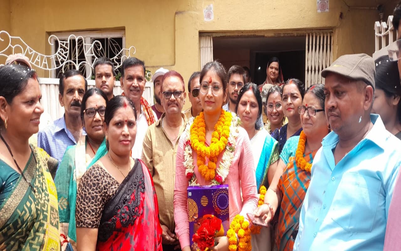 यूपीएससी की परीक्षा में 506 रैंक लाने वाली गिरिडीह की श्रुति का हुआ भव्य स्वागत, देखें खूबसूरत तस्वीरें