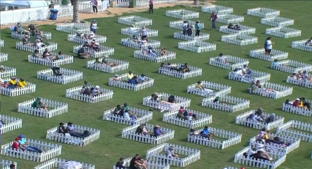 AUS vs SA T20 WC: लकड़ी के बाड़े में कैद होकर दर्शक वर्ल्ड कप का ले रहे आनंद, तस्वीरें वायरल