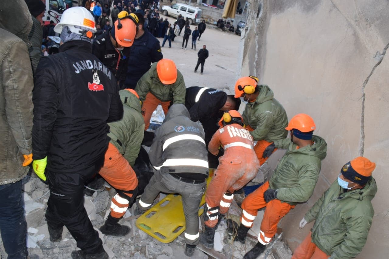 Turkey Earthquake: भीषण भूकंप में सिसकती जिंदगी! हादसे में फंसे 10 भारतीय, विदेश मंत्रालय ने बताया- सभी लोग...