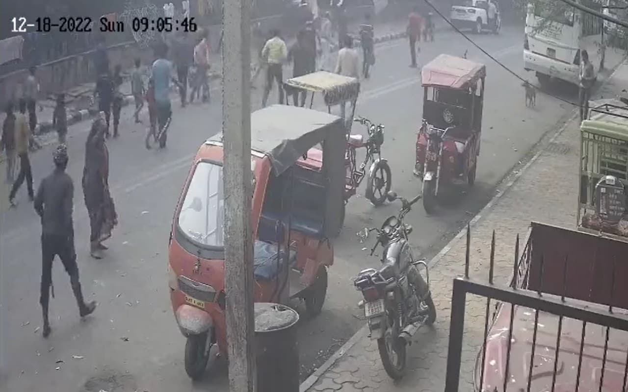 Delhi: तेज रफ्तार कार ने तीन बच्चों को मारी टक्कर, एक की हालत गंभीर, तीनों अस्पताल में भर्ती, देखें Video