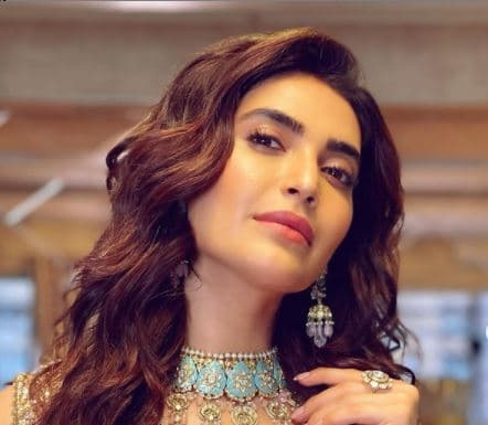 PHOTOS : करिश्मा तन्ना के लेटेस्ट फोटोशूट ने लगाई आग, बेडरूम फोटोशूट से फैंस के उड़ा चुकी है होश