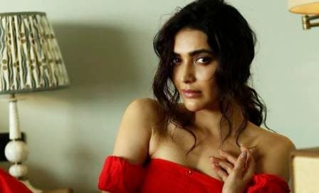 करिश्मा तन्ना रेड ड्रेस में दिखीं काफी बोल्ड, 'बाथरूम' फोटोशूट से सोशल मीडिया पर लगा चुकी है आग