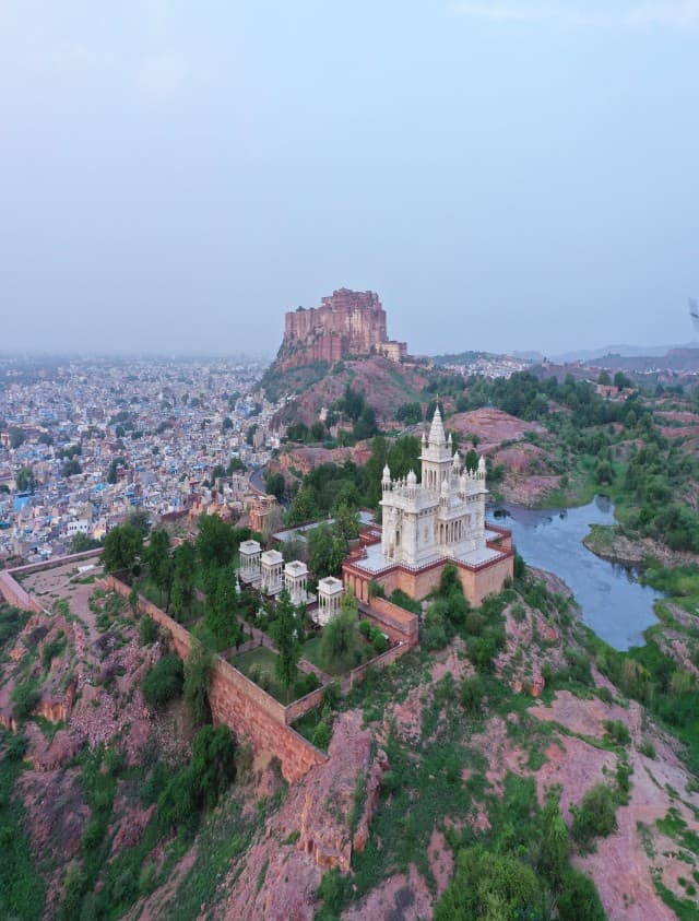 सिर्फ आगरा ही नहीं भारत में इस जगह भी है 'ताजमहल', नहीं हो रहा यकीन तो यहां देखिए