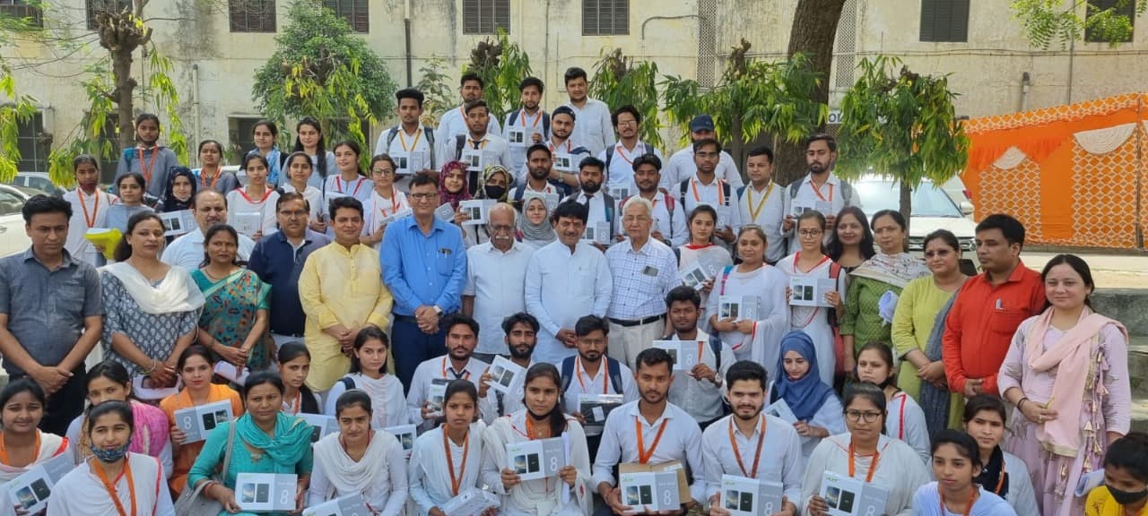 मंत्री कपिल देव अग्रवाल ने मुजफ्फरनगर के पांच कॉलेजों में छात्रों को टैबलेट बांटे, चेहरे पर छाई खुशी