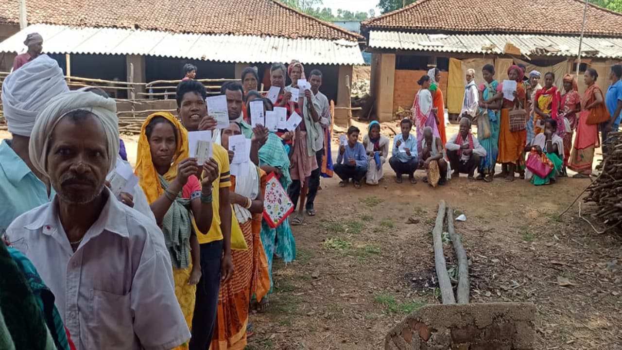 झारखंड पंचायत चुनाव : गुमला में जहां नक्सलियों का है राज, वहां ग्रामीणों ने दिखाया वोट का दम