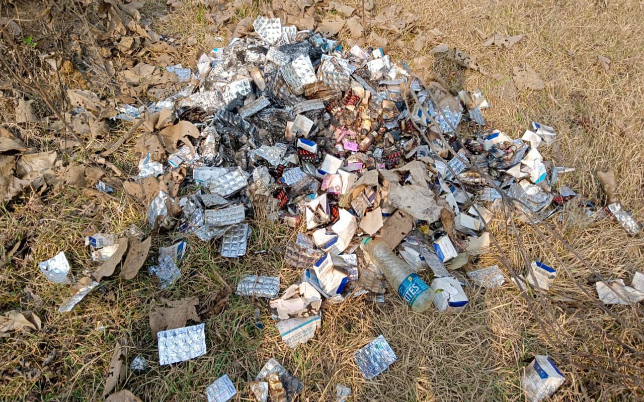 Jharkhand News: Expiry होने से पहले ही दुमका के जंगल में मिली कीमती दवाइयां, जलाने का भी हुआ प्रयास
