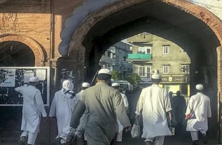 चेतावनी के बाद भी समूह बनाकर मस्जिद में पढ़ रहे थे नमाज,15 लोगों की हुई गिरफ्तारी