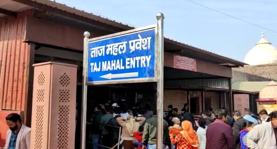 Agra News: ताजमहल पहुंचे हजारों सैलानी, भीड़ में फंसने से रोए बच्चे और दबी महिलाएं, इंतजामों की खुली पोल