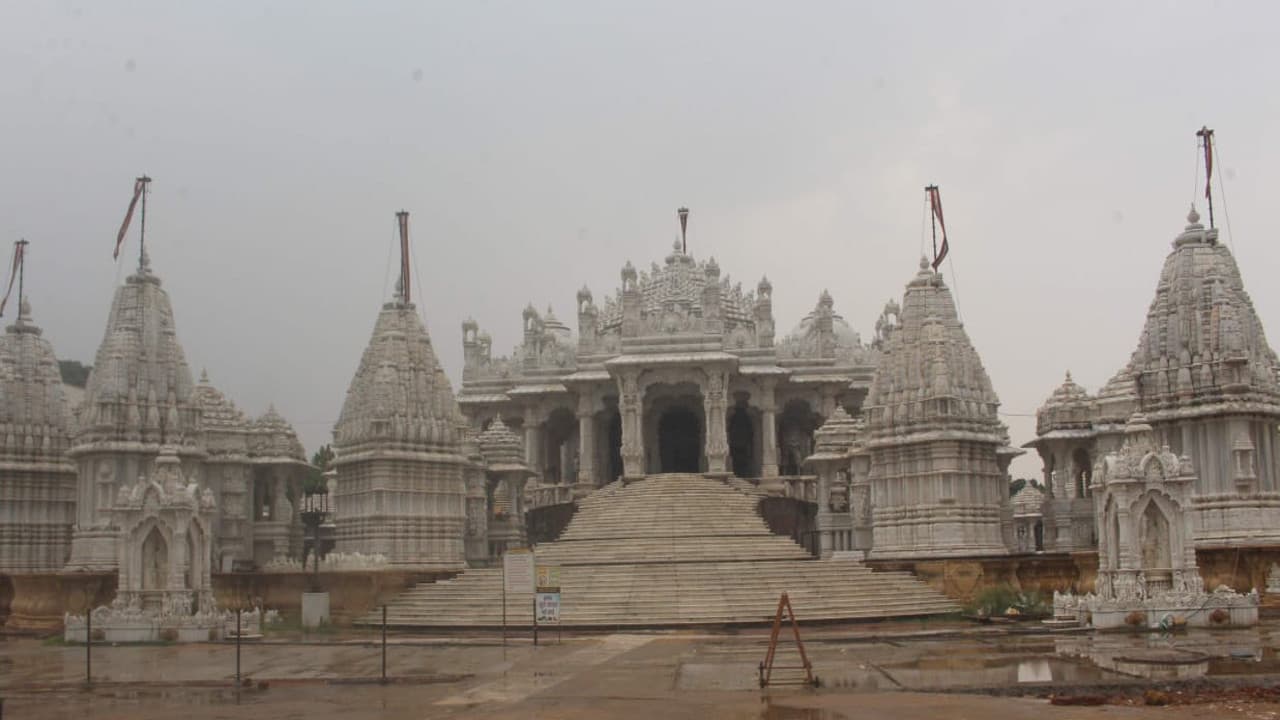 मंदिरों के शहर के रूप में विकसित हो रहा है गिरिडीह का मधुबन, पारसनाथ की तलहटी का बदल रहा नजारा