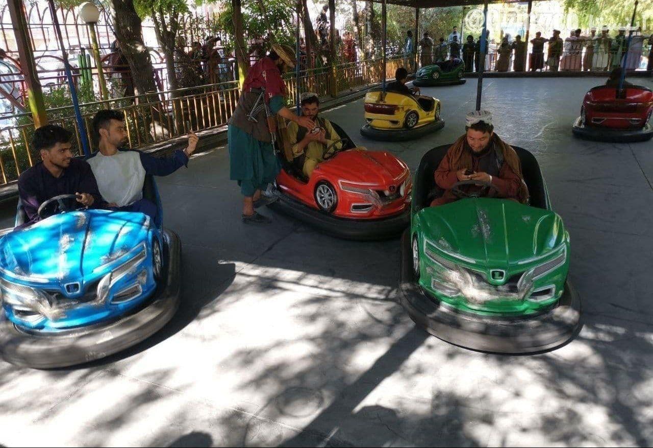 Viral Video: काबुल में जिंदगी के मजे लूट रहे Talibani Fighters, देखें Photographs