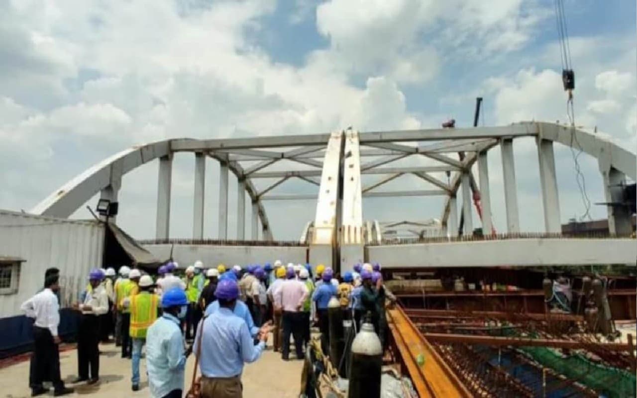 West Bengal: टाला ब्रिज पर शुरू हुआ यातयात, फिलहाल चलेंगे छोटे वाहन West Bengal: टाला ब्रिज पर शुरू हुआ यातयात, फिलहाल चलेंगे छोटे वाहन