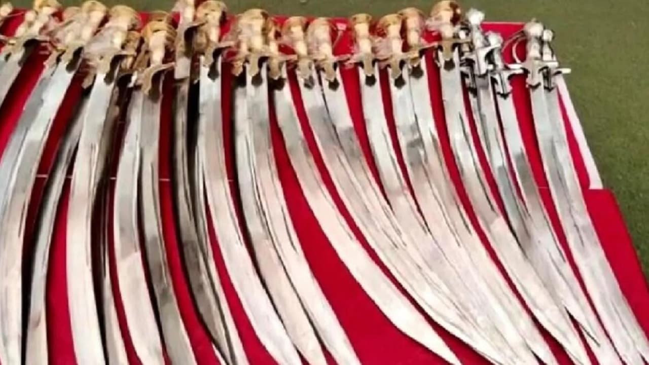 बिहार: बस के ऊपर बोरों में भरी थीं सैकड़ों तलवारें, सीमांचल में होना था सप्लाई, बंगाल कनेक्शन की जांच शुरू