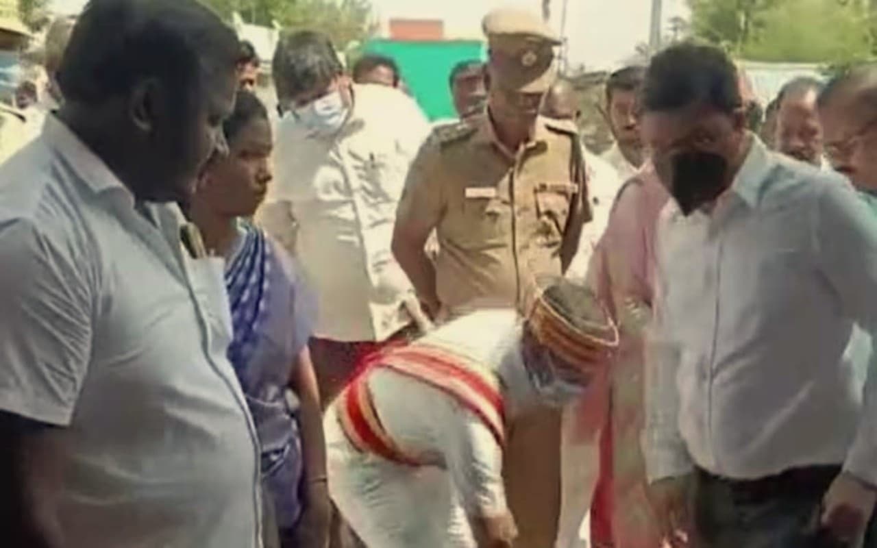 Tamil Nadu: अधिकारी ने सहायक को दिया जूते उठाने का आदेश, वीडियो आया सामने, मचा बवाल