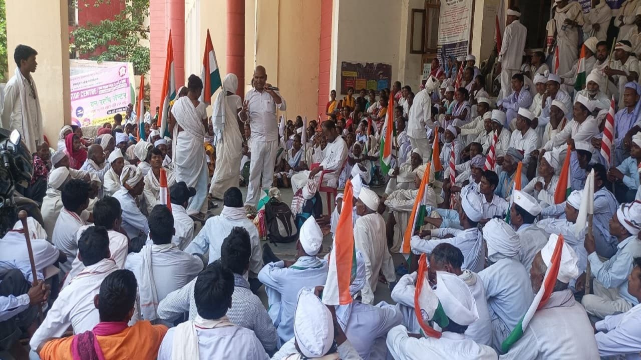 झारखंड पंचायत चुनाव : 72 घंटे से टानाभगतों के कब्जे में है लातेहार समाहरणालय, ये है इनकी मांग