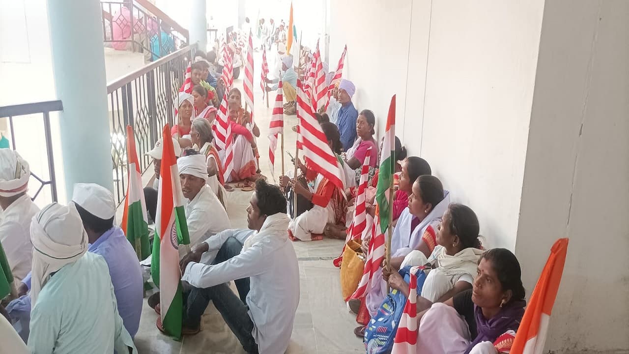 झारखंड पंचायत चुनाव: हाथों में तिरंगा व घंटी बजाते टानाभगतों ने क्यों घेरा DC ऑफिस, किस बात पर हैं नाराज