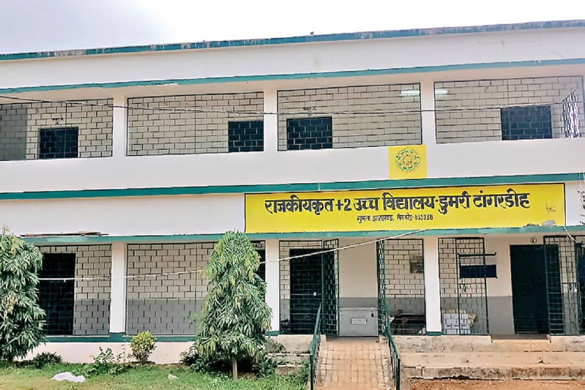 राजकीयकृत प्लस टू उवि टांगरडीह में शिक्षकों की भारी कमी, सांसद सुदर्शन भगत का है गृह प्रखंड