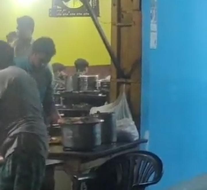 यूपी में थूक लगाकर तंदूरी सेंक रहा था होटल का कुक, पुलिस ने किया गिरफ्तार, Video Viral